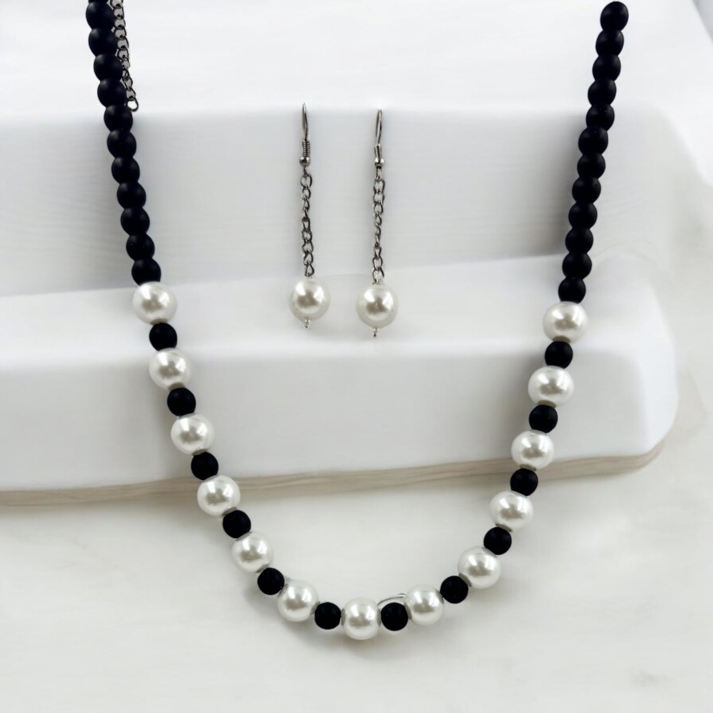 Monochrome Magic: Black & White Pearl Necklace Set for Elegant Style